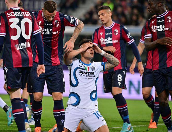 包含塞维利亚中场连续交出好球，组织进攻有方的词条